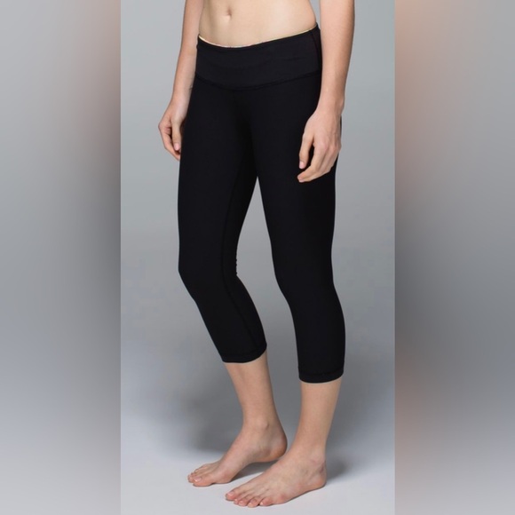 Lululemon Wunder Under Crop full on Luon
reversible to solid black size 6 - Picture 4 of 9